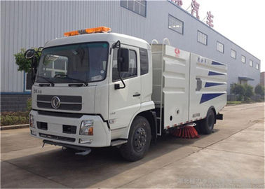Cina RHD Dongfeng 4x2 Vacuum Sweeper Truck, Mesin Pembersih Jalan 4000 Liter pemasok