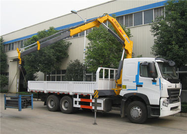 Cina Sinotruk HOWO A7 6x4 Truck Mounted Crane 25 Ton Cargo Mounted Straight Arm Crane pemasok